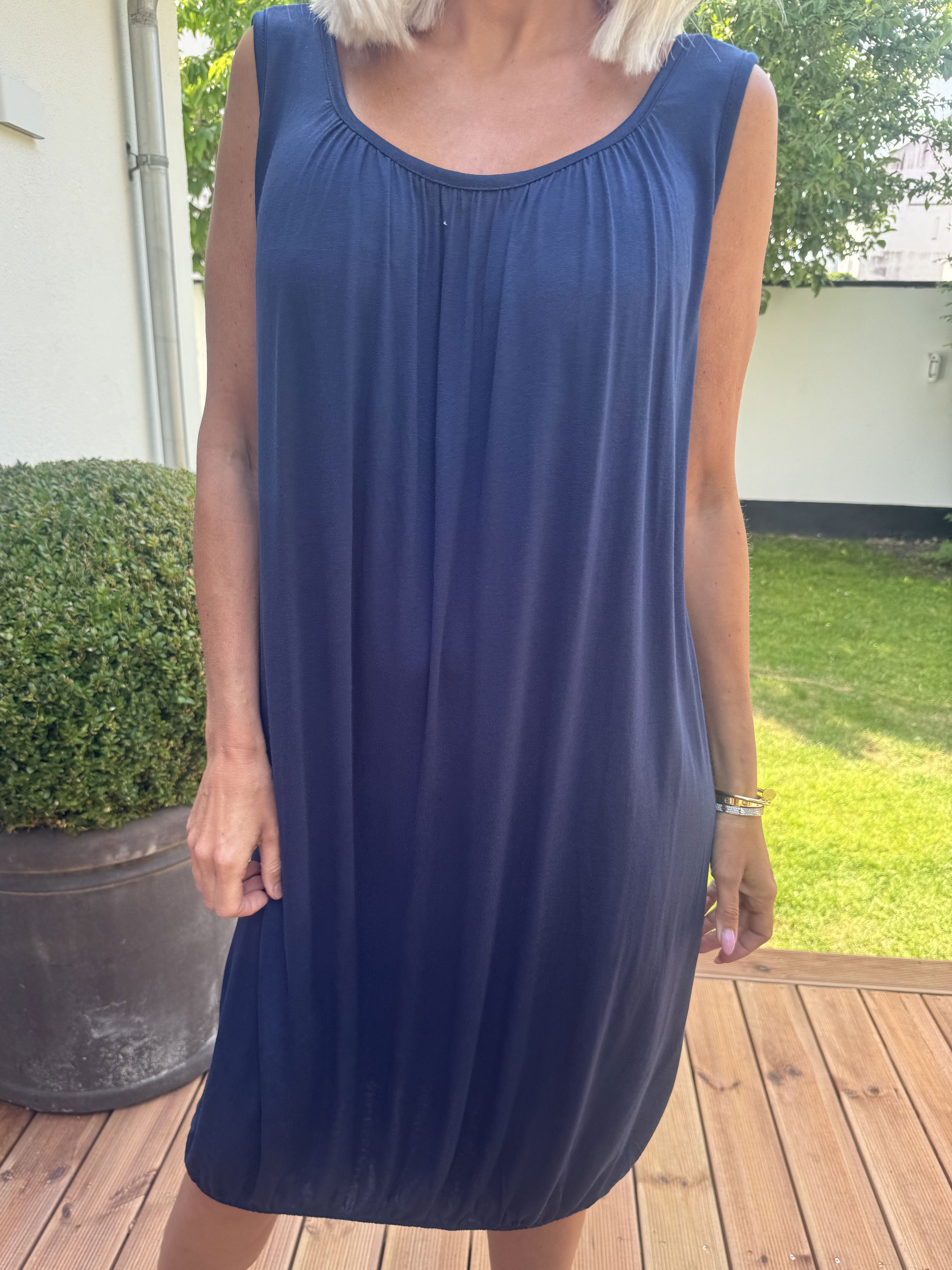 Miracle Sleeveless Dress - Basis kjole i viskose med elastik forneden
